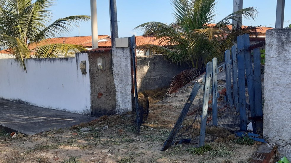 Criminosos invadiram residência pela casa vizinha — Foto: Sérgio Henrique Santos/Inter TV Cabugi