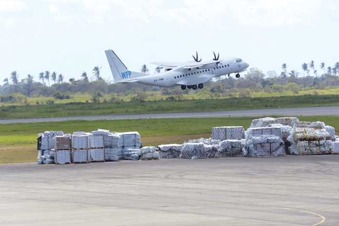 Avião de fundação internacional decola de Beira após entregar ajuda humanitária a vítimas do ciclone Idai em Moçambique — Foto: Tsvangirayi Mukwazhi/Reuters