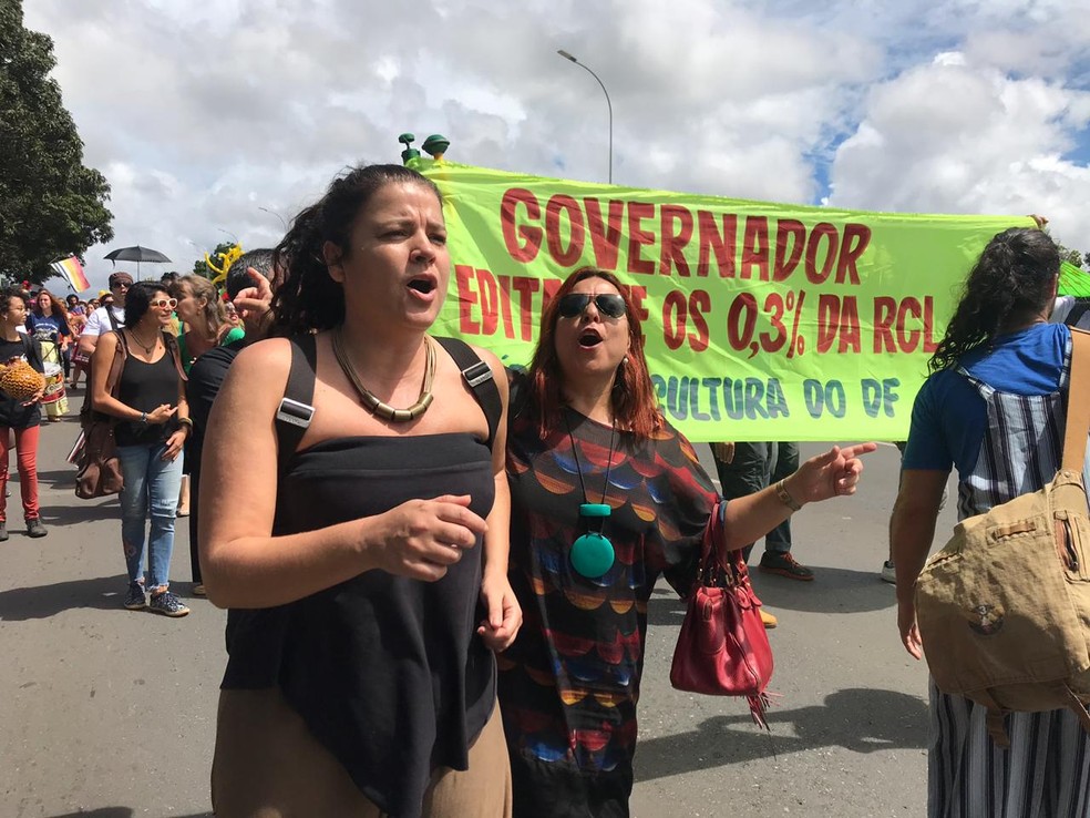 A atriz Clarice Cardell durante protesto no DF pela garantia e manutenção do Fundo de Apoio à Cultura (FAC) — Foto: Luiza Garonce/G1