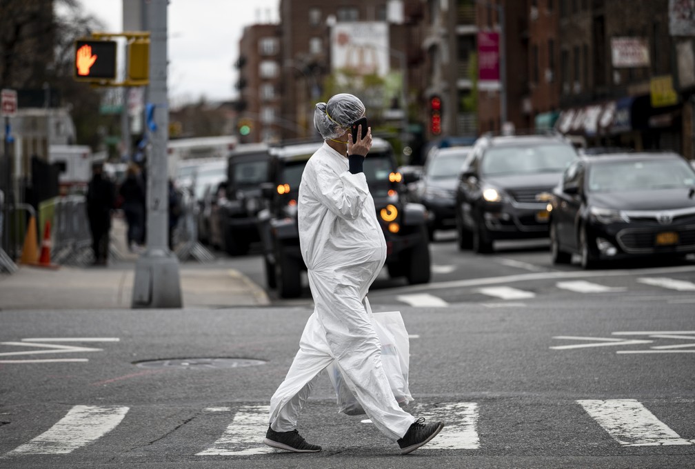 Mulher gr&aacute;vida &eacute; vista com roupas protetoras contra a Covid-19 em Nova York, no dia 27 de abril. &mdash; Foto: Johannes Eisele / AFP
