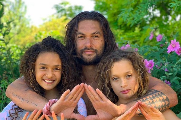 O ator Jason Momoa com os filhos (Foto: Instagram)