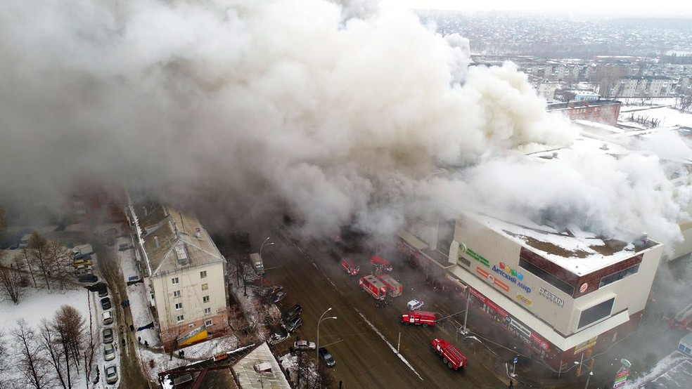 Incêndio atinge shopping em Kemerovo, na Sibéria, no domingo (25)  (Foto: Ministério de Situações de Emergência da Rússia/AP)