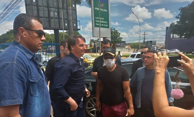 Bolsonaro durante tour pelo Distrito Federal no domingo (29) 