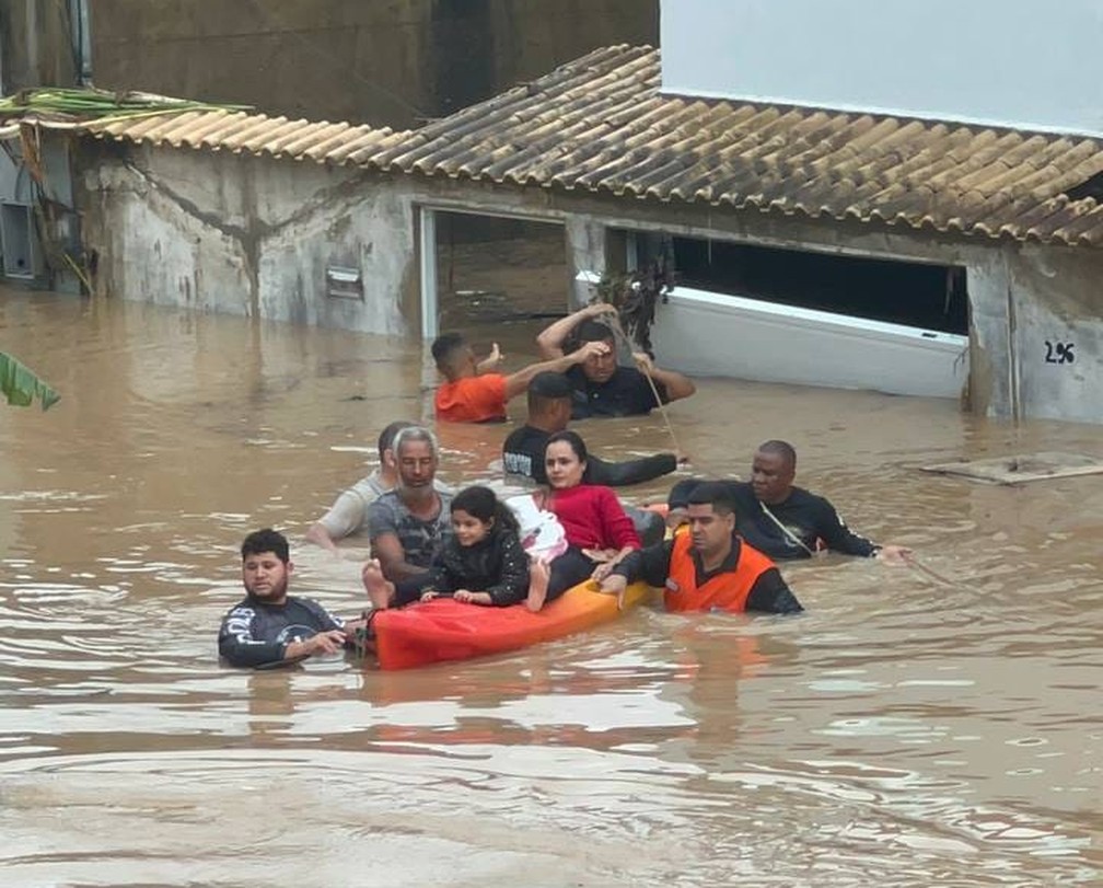 Moradores de Carapebus tiveram que ser resgatados pela Defesa Civil após ficarem ilhados — Foto: Facebook Prefeitura de Carapebus/Reprodução 