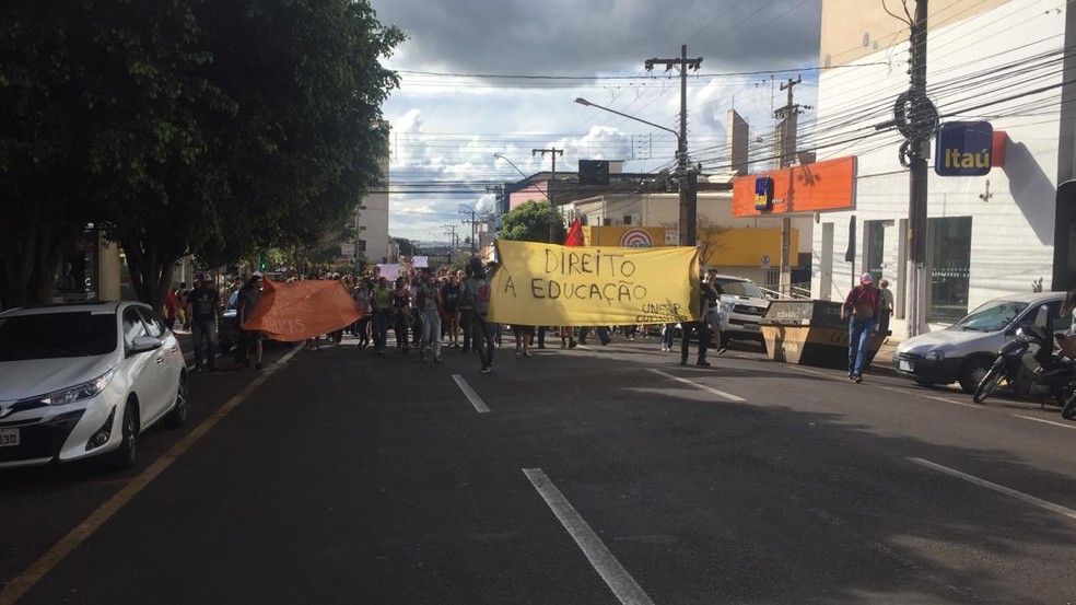 Em Ourinhos, manifestantes fizeram passeata que fechou ruas da região central da cidade. — Foto: Alisson Negrini/TV TEM