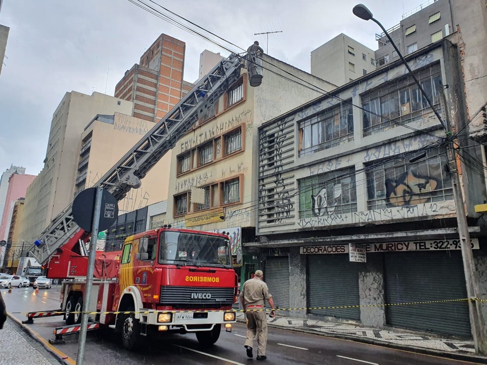 Alameda Doutor Muricy foi bloqueada para que o resgate fosse feito, no Centro de Curitiba. — Foto: Mauricio Freire/RPC