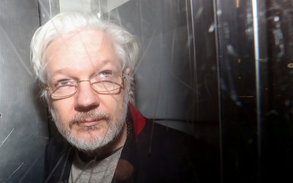 O fundador do WikiLeaks, Julian Assange, deixa a Corte de Magistrados de Westminster, em Londres, em 13 de janeiro — Foto: Reuters/Simon Dawson