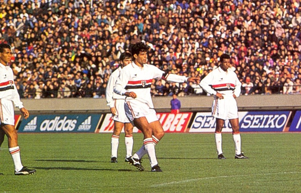 Raí bate falta pelo São Paulo contra o Barcelona e faz o gol do título Mundial de 1992 — Foto: Arquivo Histórico / saopaulofc.net