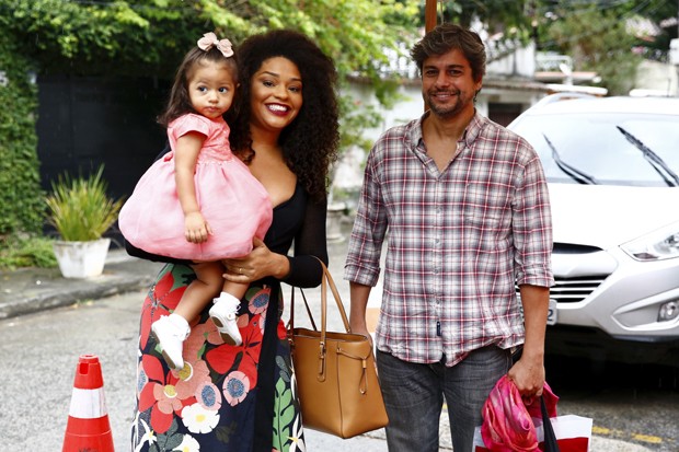 Juliana Alves, o marido, Ernani Nunes, e a filha, Yolanda (Foto: Roberto Filho/BrazilNews) Juliana Alves, o marido, Ernani Nunes, e a filha, Yolanda (Foto: Roberto Filho/BrazilNews)