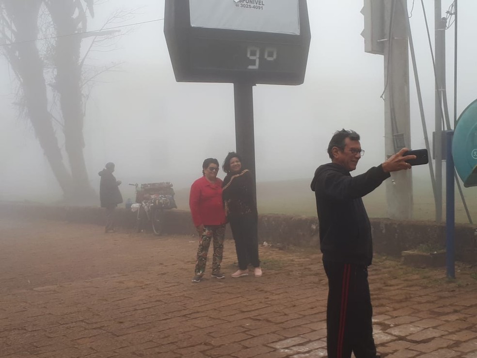 Moradores aproveitaram frio para tirar fotos em Chapada dos Guimarães — Foto: Cinthya Rocha/TV Centro América