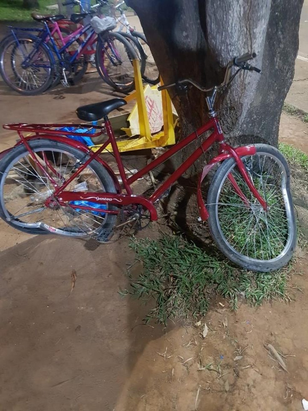 Bicicleta foi atingida por veículo desgovernado em Ariquemes (RO) — Foto: Reprodução/Redes Sociais 