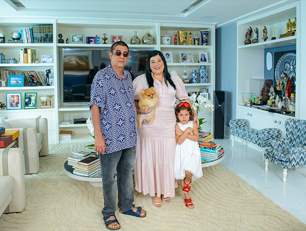 O casal Zeca Pagodinho e Mônica com a neta, Catarina, na sala de estar (Foto: Fábio Cordeiro/ Ed. Globo)