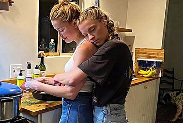 Amber Heard e a irmã Whitney (Foto: Instagram)