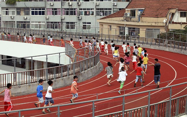 Alunos da escola estrearam a pista nesta segunda-feira (Foto: China Daily/Reuters)