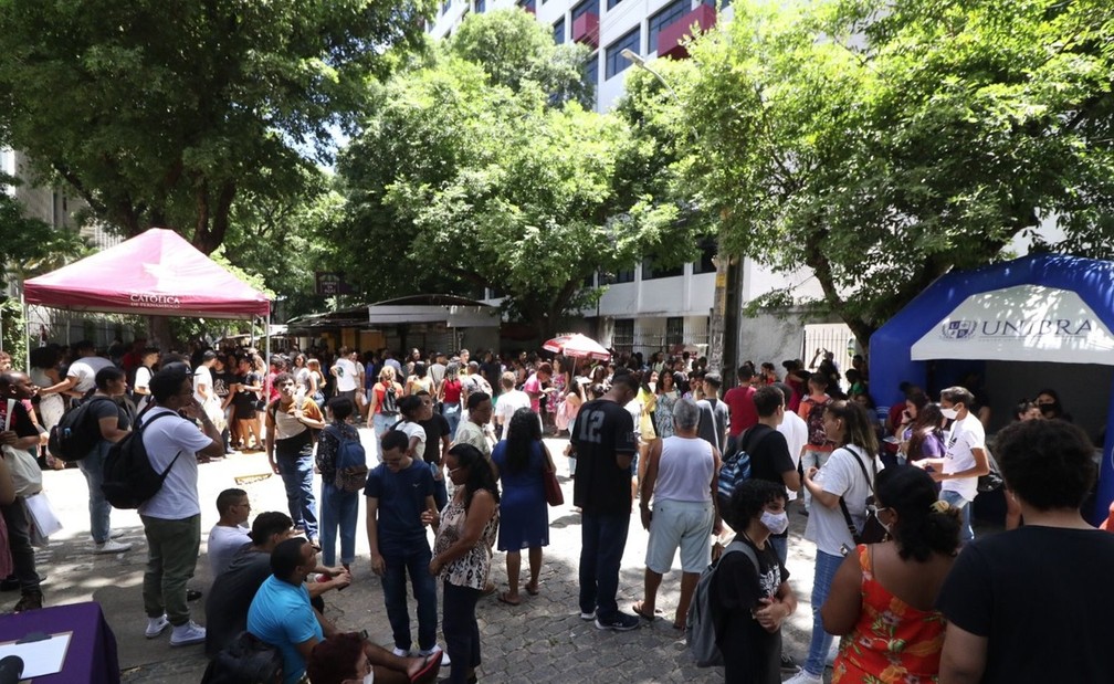 Movimento na frente de um dos prédios do Enem 2022, no Recife — Foto: Marlon Costa/Pernambuco Press