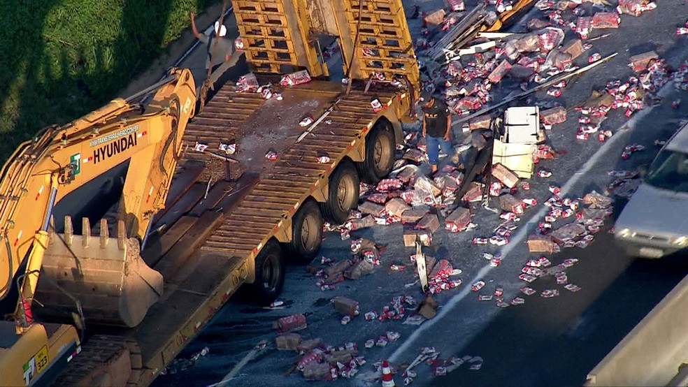 Caminhão de leite tomba e carga é levada na Fernão Dias  — Foto: Reprodução TV Globo
