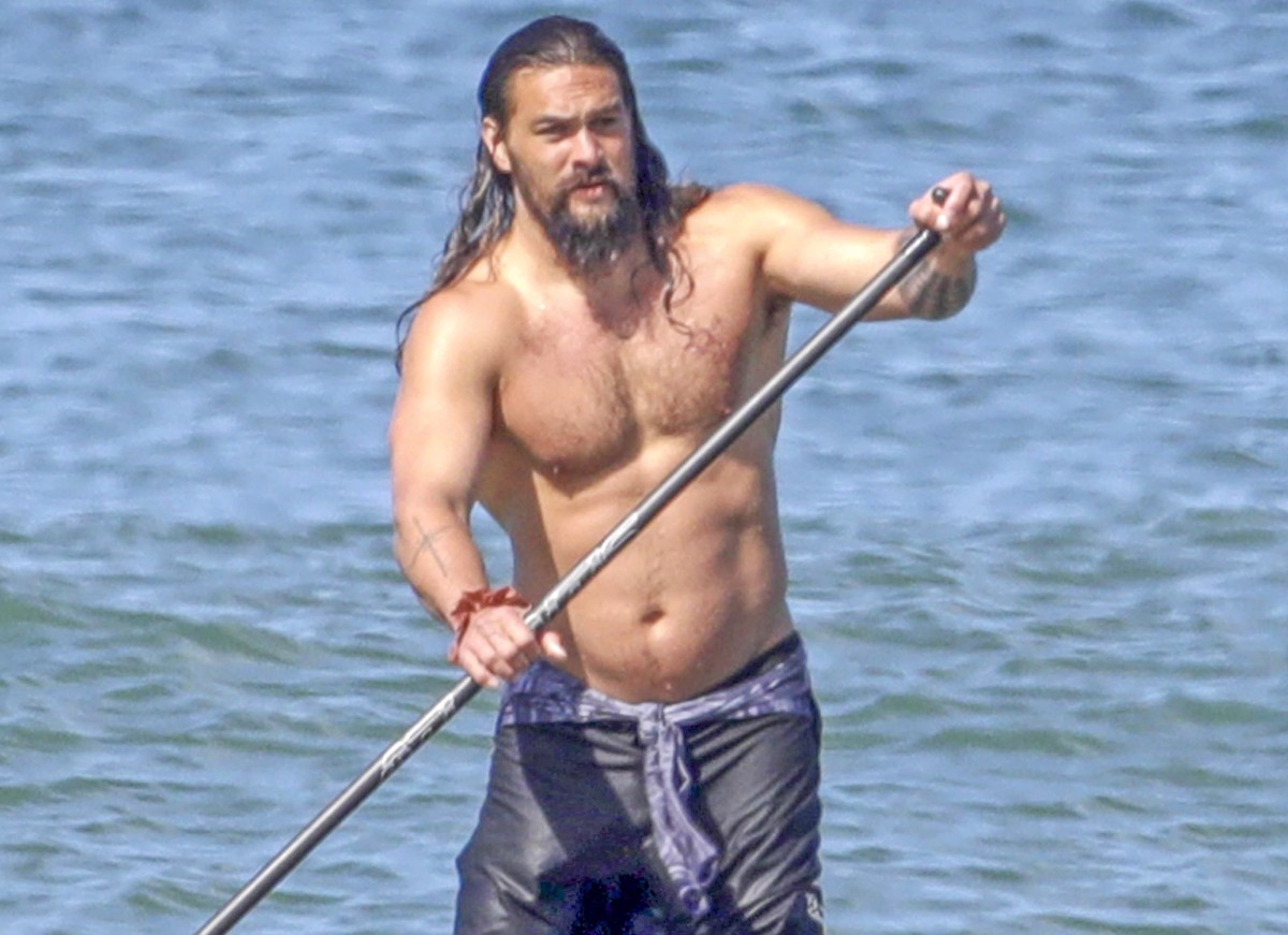 Jason Momoa fez uma tatuagem tradicional do Havaí na cabeça e disse que foi  um momento poderoso em sua vida