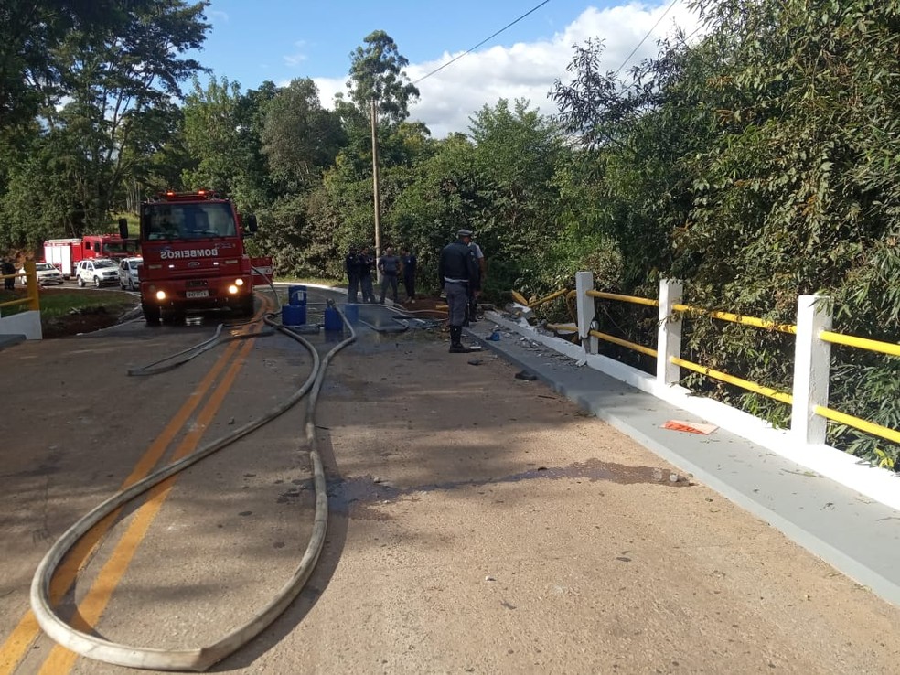 Motorista envolvido em acidente em Itapetininga (SP) é socorrido — Foto: Subtenente Marcos Roberto/Divulgação