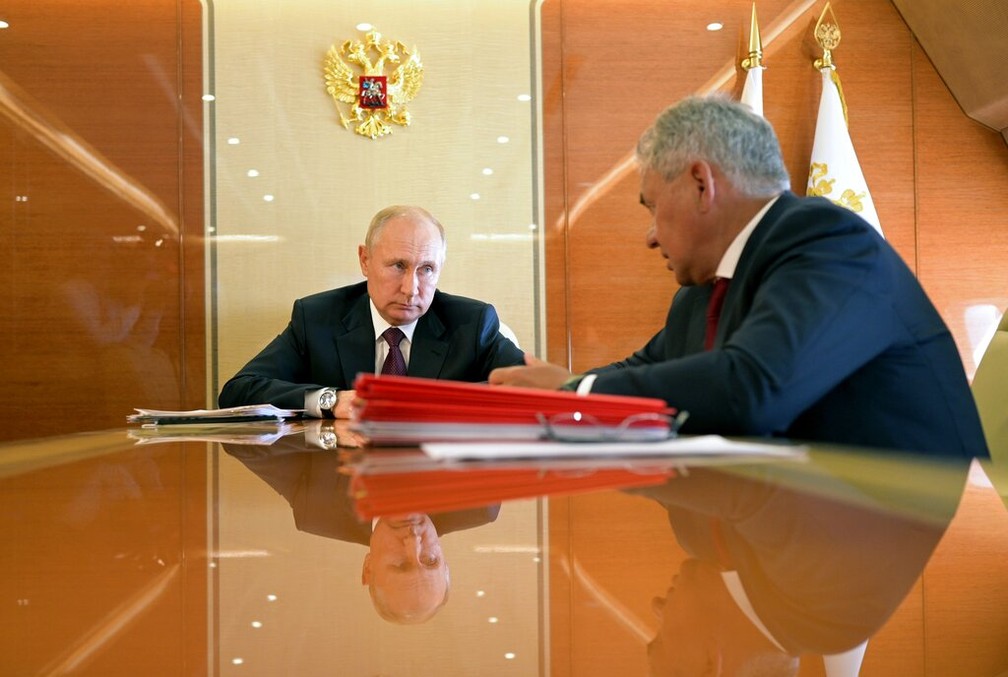 Putin dentro de uma das salas de reuniões do avião presidencial em foto de arquivo — Foto: Kremlin via AP