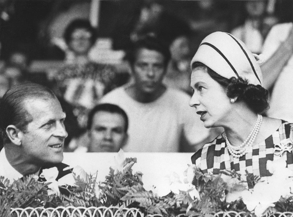 Elizabeth II, rainha da Inglaterra, e o Príncipe Philip conversam durante jogo de futebol no Maracanã — Foto: Estadão Conteúdo/Arquivo