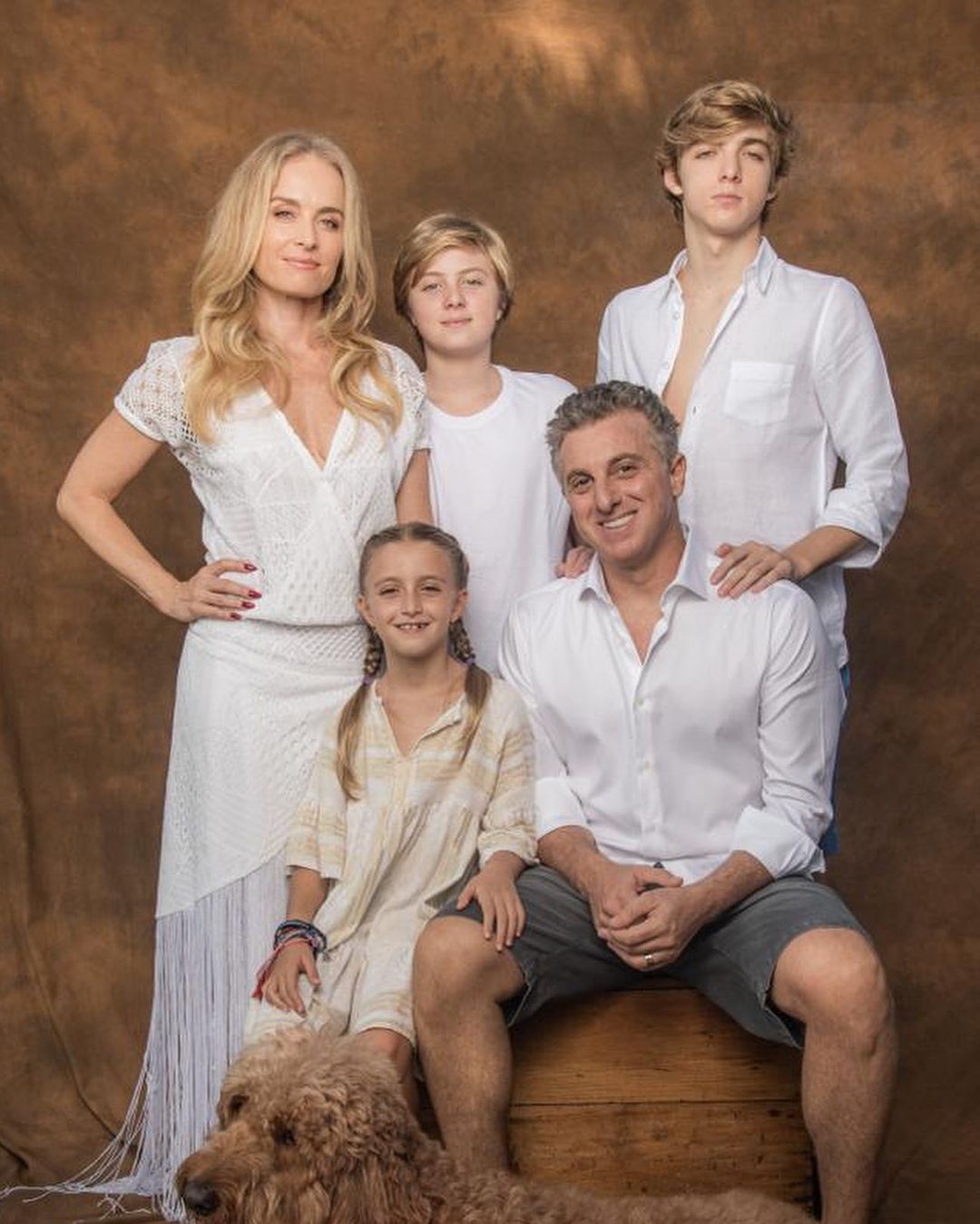 Angélica e Luciano Huck com os três filhos (Foto: Reprodução Instagram)