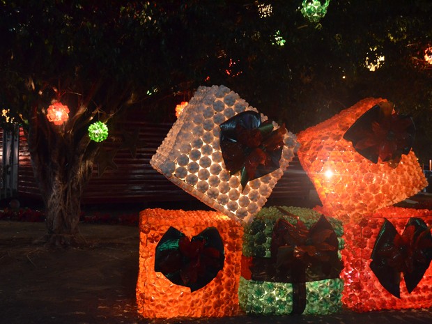 Foto: ecologicamente correta, a decoração natalina em Parauapebas usou  milhares de garrafas pet descartadas - ZÉ DUDU