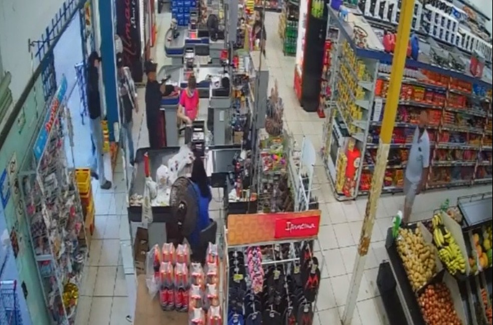 Criminosos armados durante assalto a supermercado em Piratininga (SP) — Foto: Reprodução/Circuito de segurança