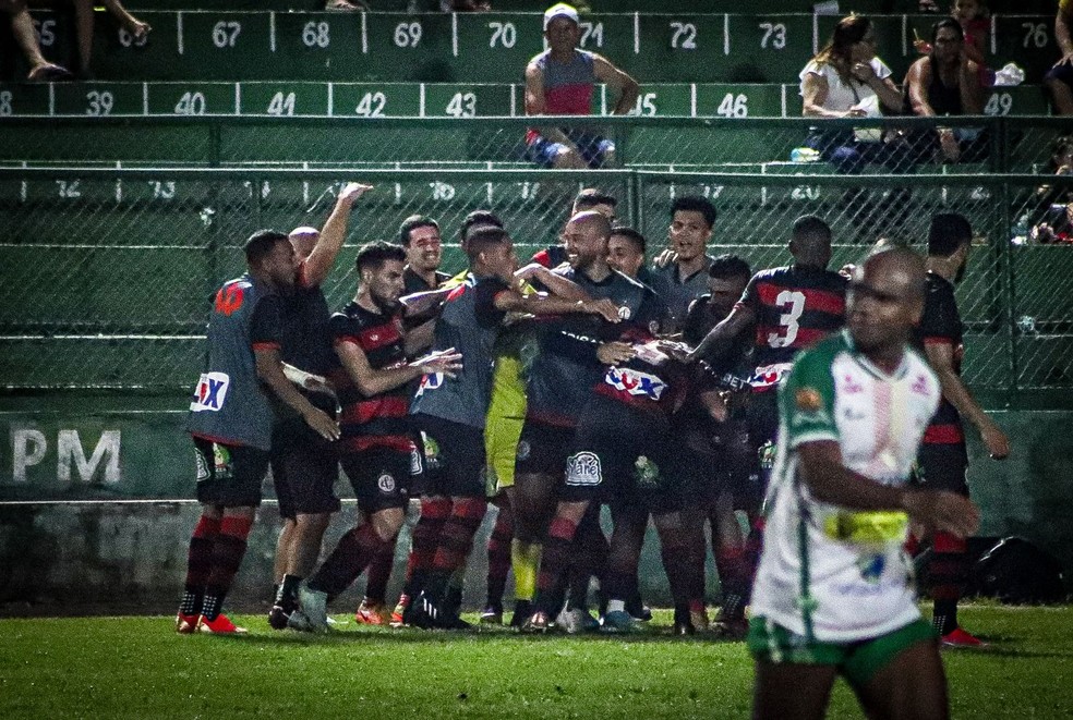 Jogadores do Campinense comemorando o gol de empate marcado por Alex Oliveira — Foto: Samy Oliveira / Campinense
