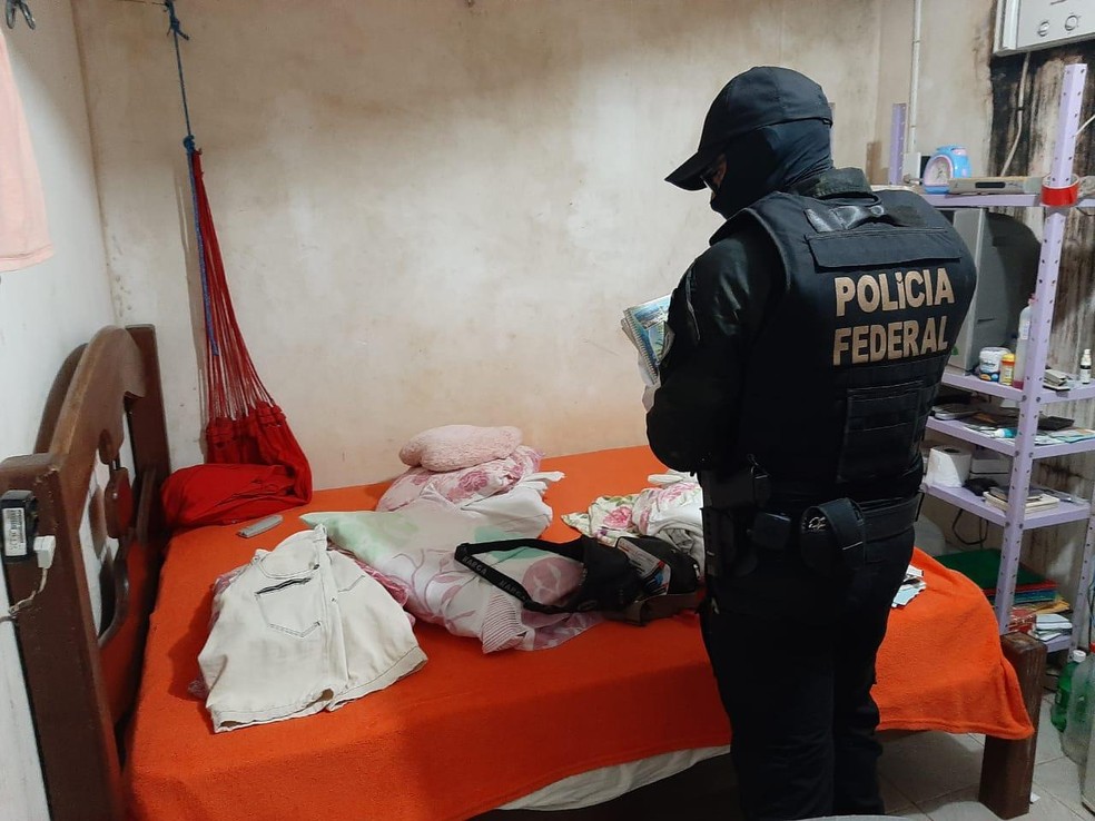 Opera&ccedil;&atilde;o Catraia II - Agente da PF em resid&ecirc;ncia de investigado &mdash; Foto: Pol&iacute;cia Federal/Divulga&ccedil;&atilde;o