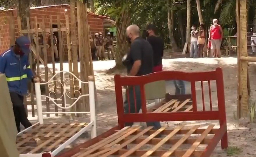Cerca de 60 pessoas moravam em um terreno ocupado na Vila Kaimbé, em Ilhéus, desde 2015 — Foto: Reprodução/TV Santa Cruz