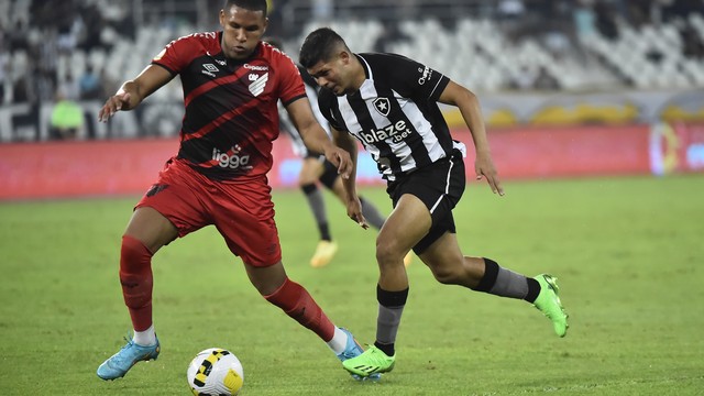 Botafogo e Athletico-PR não mexem no placar em jogo retomado e empatam pelo  Brasileiro