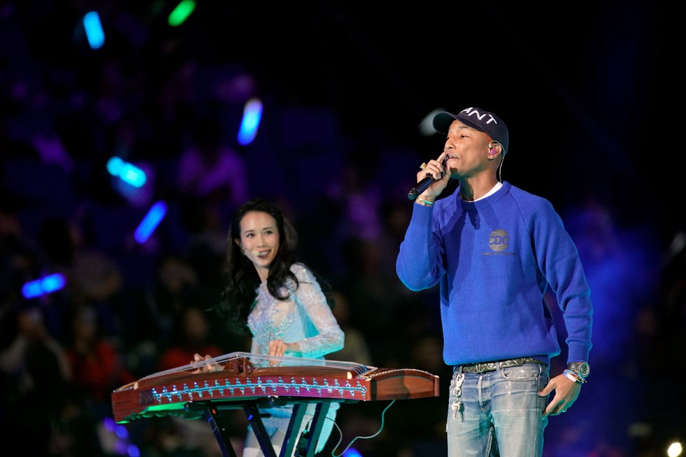 O cantor americano Pharrell Williams e a cantora de Hong Kong Karen Mok durante show para celebrar o festival de compras global Singles Day, do Alibaba, em Xangai (Foto: Aly Song/Reuters)