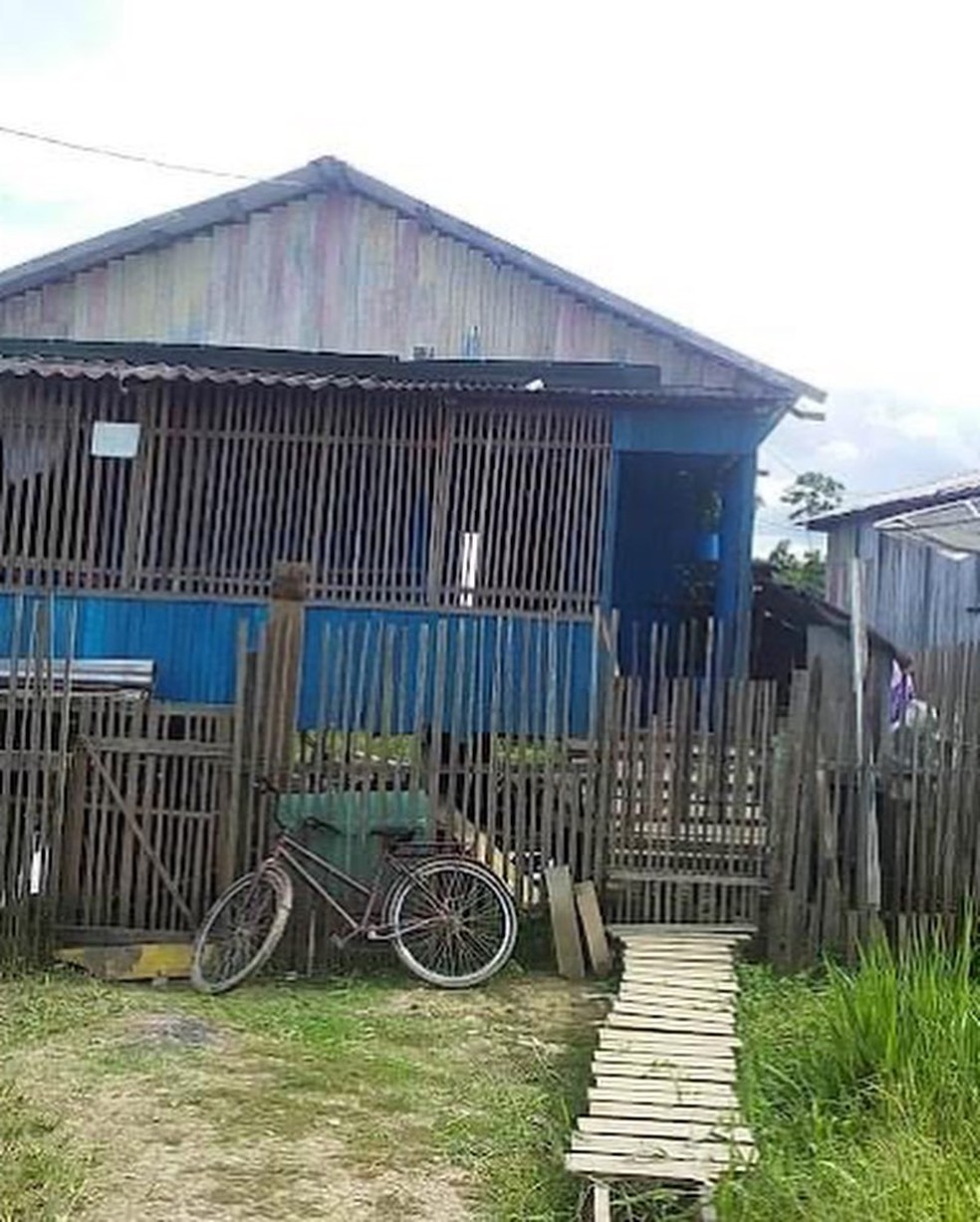 Tereza, o marido e o neto moram em uma casa simples em uma área de invasão no bairro Triangulo, em Tarauacá — Foto: Arquivo pessoal