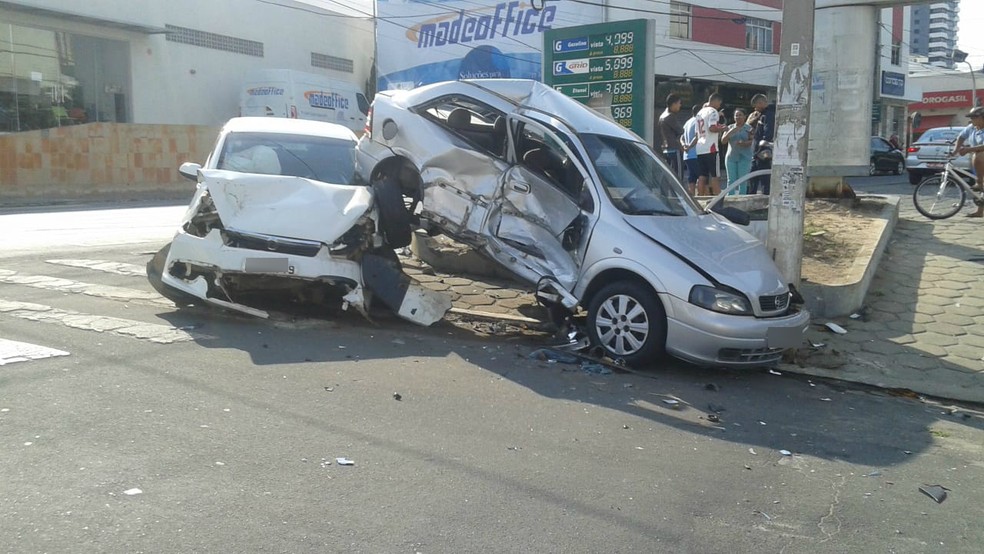 Forte batida envolvendo dois carros deixa cinco feridos em Conquista — Foto: Anderson Oliveira/Blog do Anderson