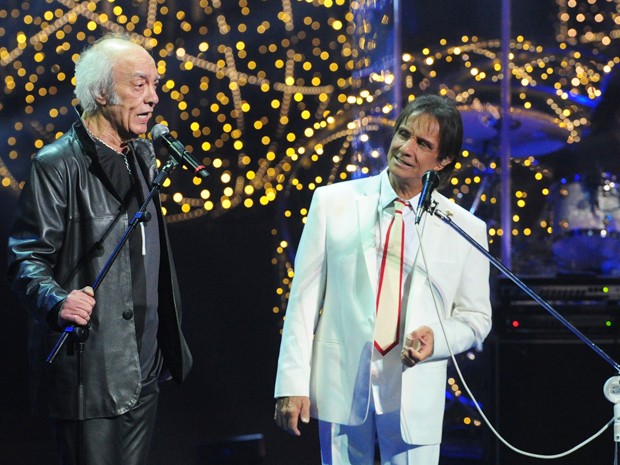 O rei recebe o amigo Erasmo Carlos no palco (Foto: Renato Rocha Miranda/TV Globo)