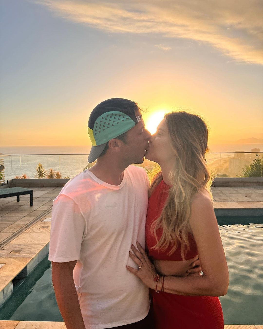 Carolina Dieckmann publica cliques de beijo ao pôr do sol com Tiago Worcman e seguidores elogiam casal (Foto: Reprodução / Instagram)