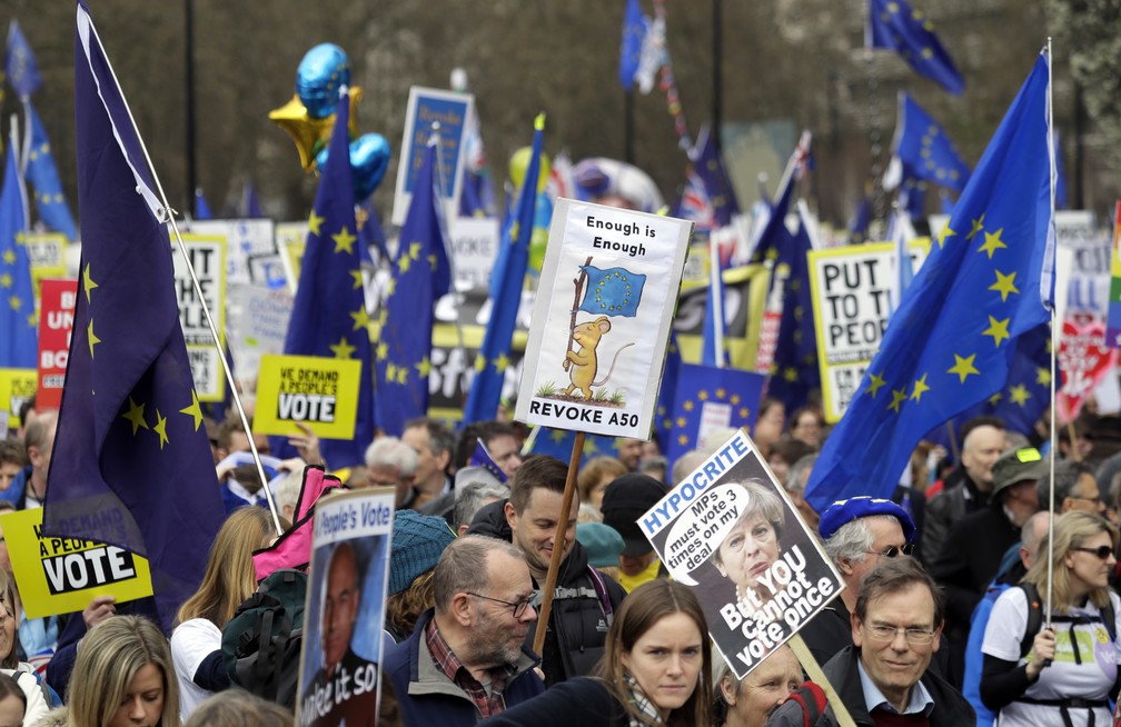 Nos últimos dois anos, o Reino Unido assistiu a uma série de protestos contra e a favor do Brexit — Foto: Kirsty Wigglesworth/AP