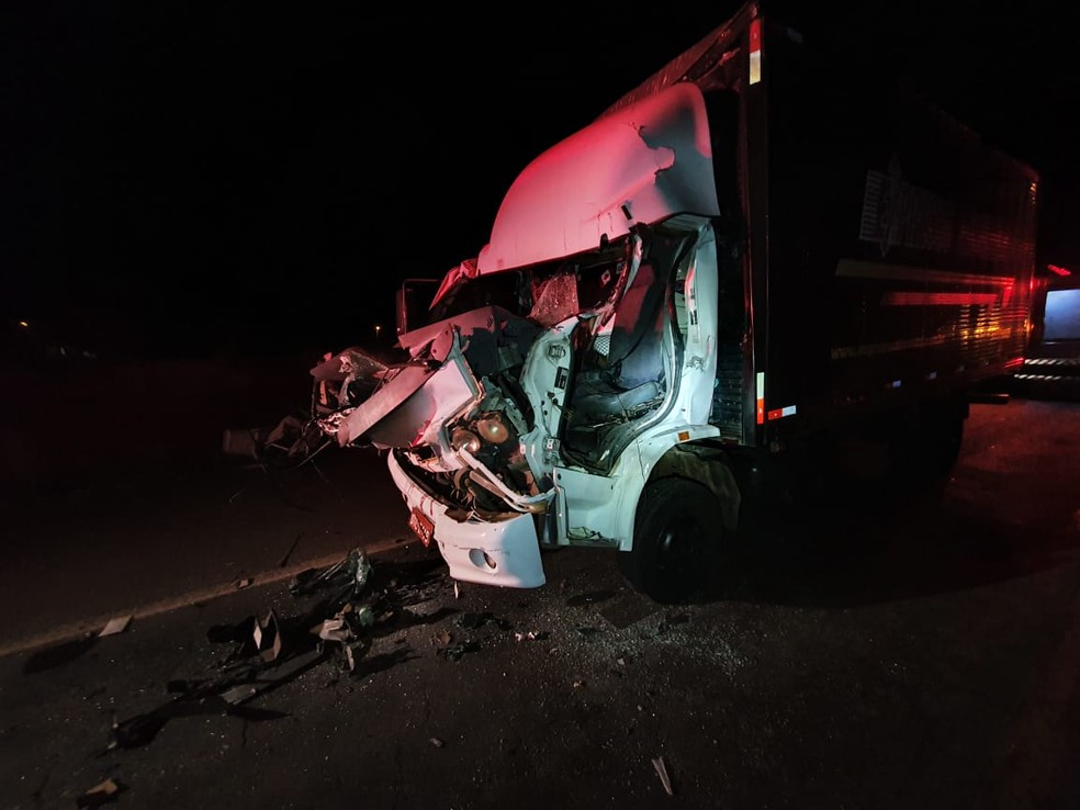 Caminhão ficou com cabine destruída após acidente — Foto: Divulgação/Corpo de Bombeiros