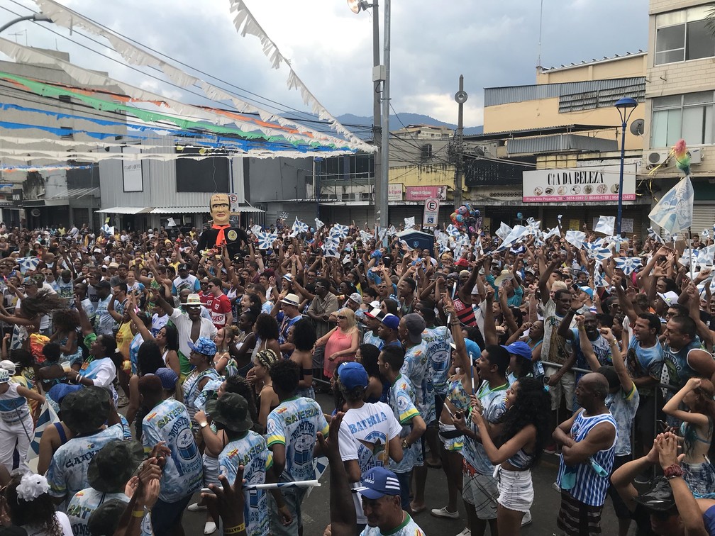 Beija-Flor garante 10 no quesito evolução e torcida comemora na estrada do Mirandela em Nilópolis (Foto: Henrique Coelho/G1)