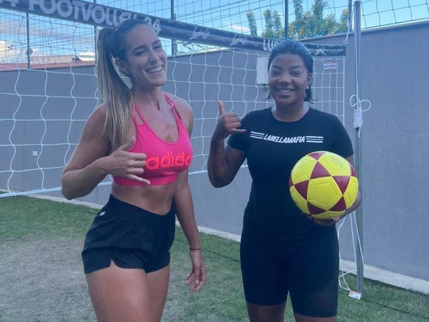 Ludmilla bate bola com jogadora Natalia Guitler em sua mansão