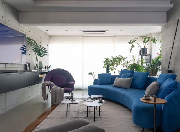 Apartamento de 64 m² é otimizado com integração e marcenaria multifuncional. Projeto de Gustavo Palma (Foto: Manuela Oristanio / Divulgação)