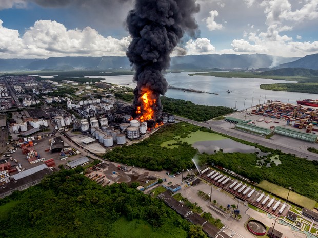 Incêndio atinge tanques de combustível em Santos, no litoral de São Paulo (Foto: Sérgio Furtado/G1)