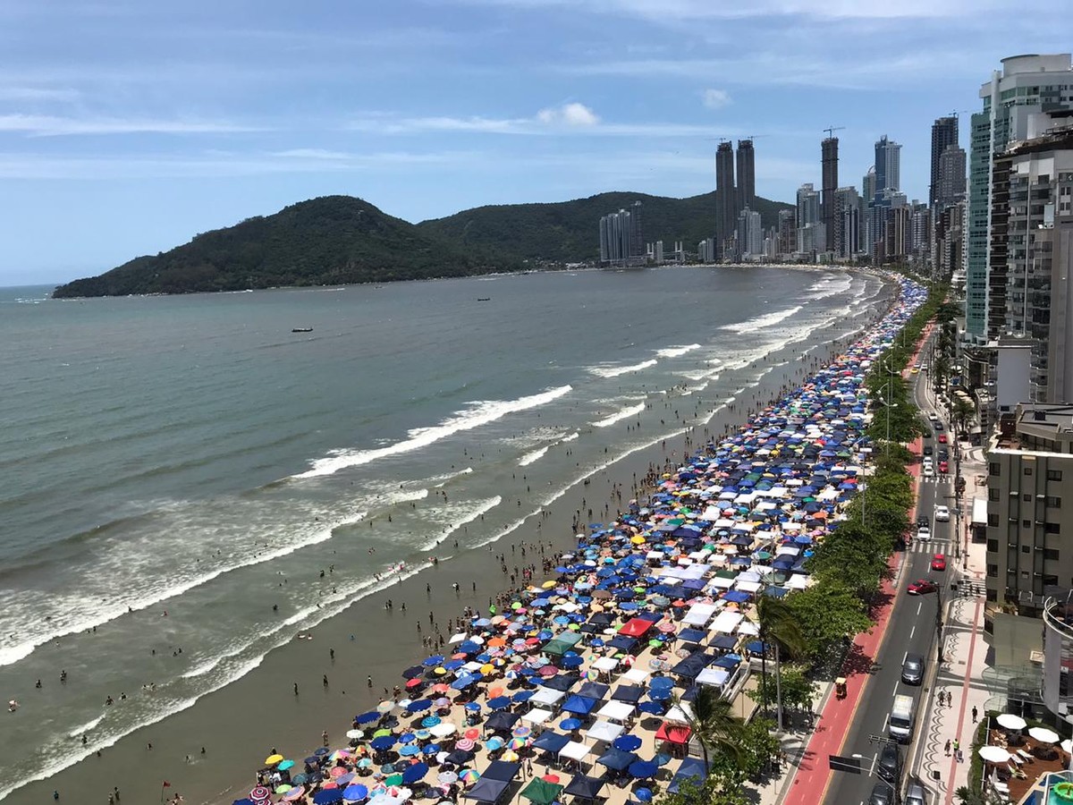 Praia Central de Balneário Camboriú, SC, lota para chegada de 2020 Verão 2020 G1