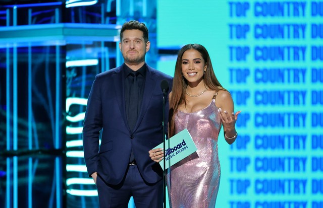 LAS VEGAS, NEVADA - MAY 15: (L-R) Michael Bublé and Anitta speak onstage during the 2022 Billboard Music Awards at MGM Grand Garden Arena on May 15, 2022 in Las Vegas, Nevada. (Photo by Amy Sussman/Getty Images for MRC) (Foto: Getty Images for MRC)