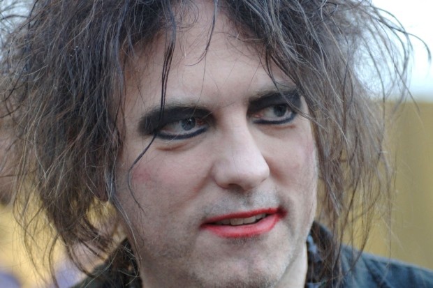 Robert Smith, vocalista do The Cure, é conhecido por seu visual irreverente e maquiagem carregada (Foto: Tim Mosenfelder/Getty Images)