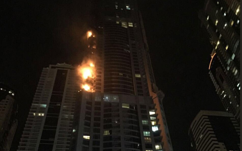 Incêndio atinge o Torch Tower, em Dubai, na noite de quinta (3) (Foto: Reprodução/Twitter/Dubai Media Office)