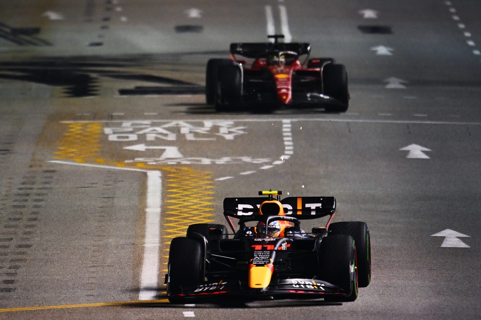 Sergio Pérez lidera GP de Singapura de F1 à frente de Charles Leclerc — Foto: Clive Mason/Getty Images