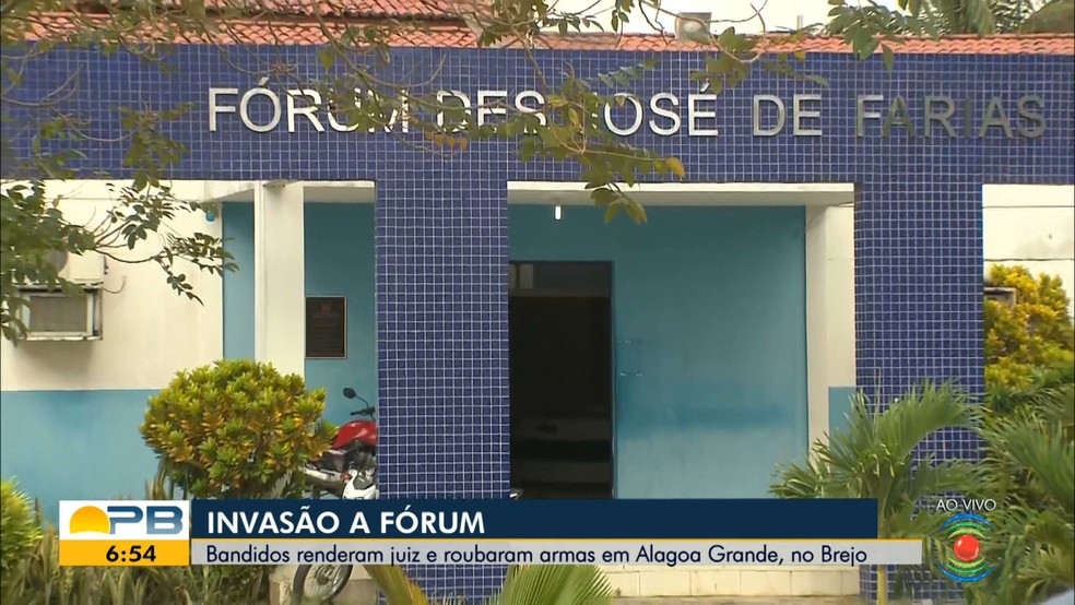 Criminosos invadem Fórum de Alagoa Grande, PB, e roubam mais de 60 armas de fogo — Foto: TV Cabo Branco/Reprodução
