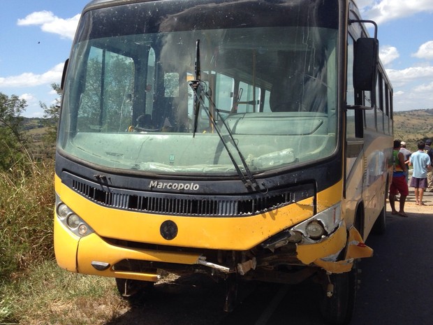 Ônibus após colisão na BR-424 em Correntes, PE (Foto: Divulgação/ PRF)