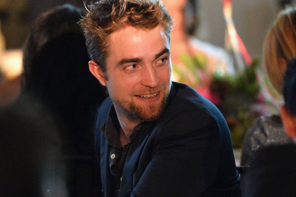 Robert Pattinson é viciado em Coca Light. Ele diz que uma vez já teve de levar para o lixo 300 latas da bebida de uma vez só, porque não consegue parar de bebê-la. (Foto: Getty Images)
